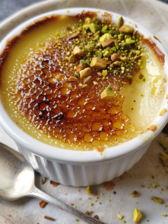 A Pistachio Crème Brûlée, delicious dessert to enjoy with the family, recipe by Goya Recipes